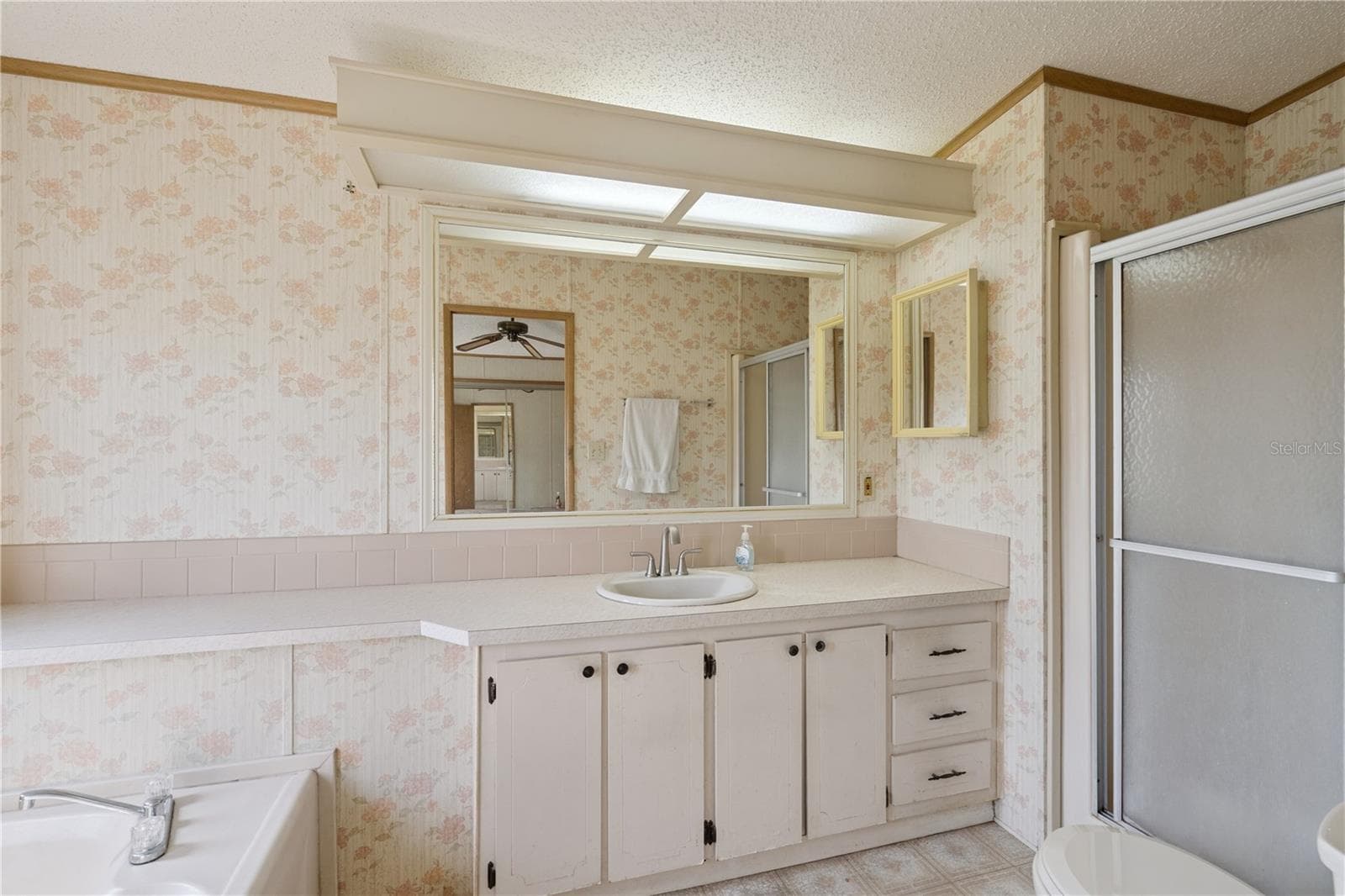 Manufactured Home at 5035 LODGEWOOD DR, LAKELAND, photo 7 of 28