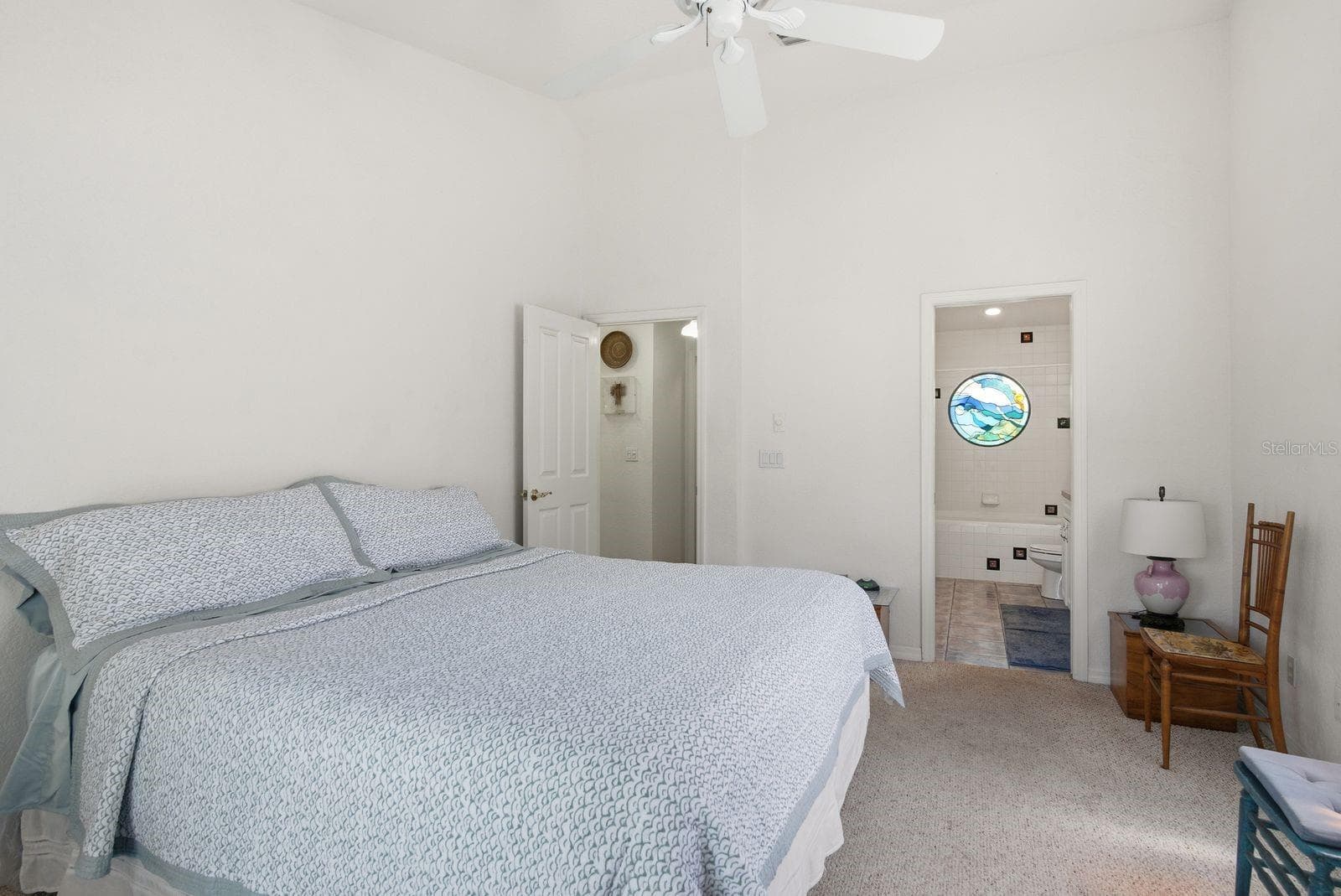 Upstairs Primary Bedroom to En Suite bathroom. - 755 SAN CHRISTOPHER DR, DUNEDIN