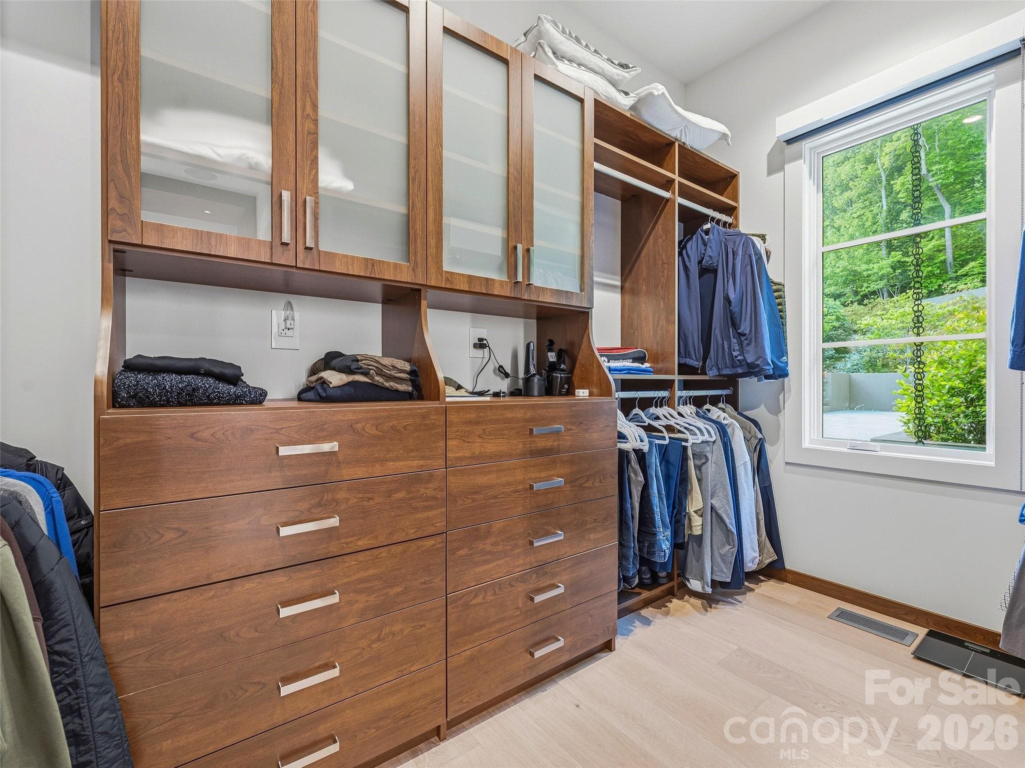 Generous custom walk-in wardrobe - 1121 Timberbluff Way, Arden
