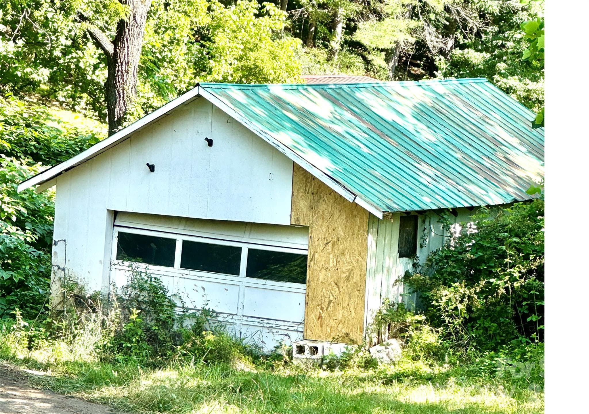 Single Family Residence at 8 White Oak Drive, Leicester, photo 2 of 11