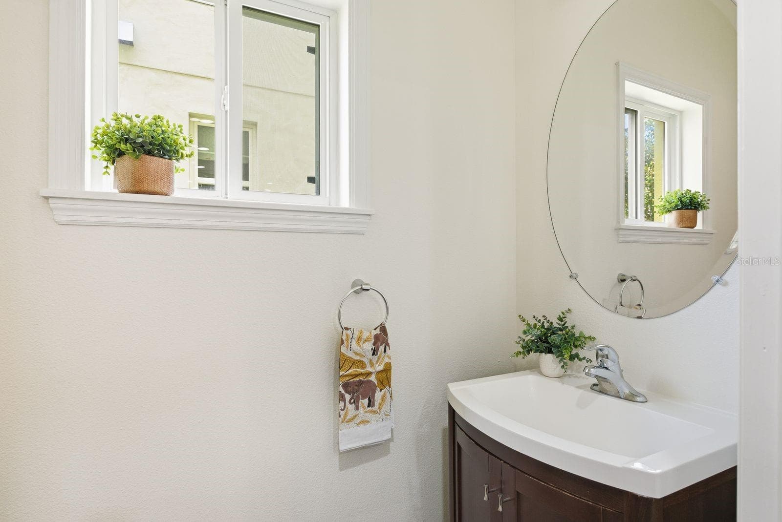 Guest Bathroom - 4920 3RD ST N, ST PETERSBURG