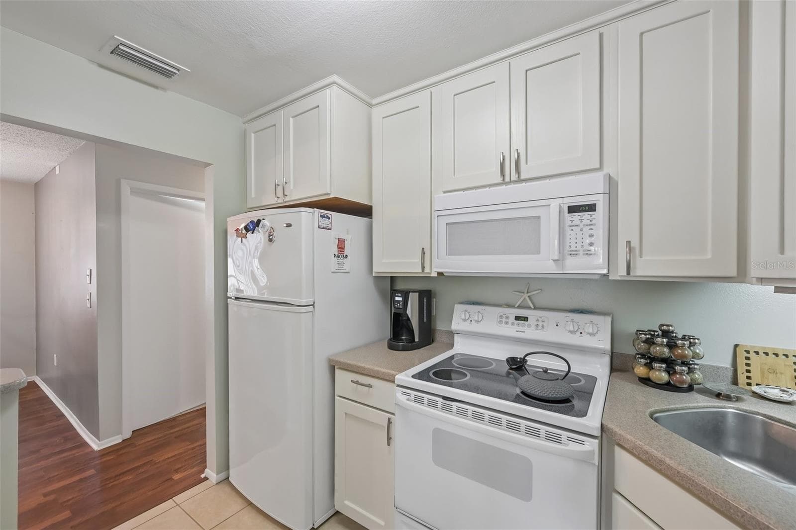 Kitchen - 390 301 BLVD W #4D, BRADENTON