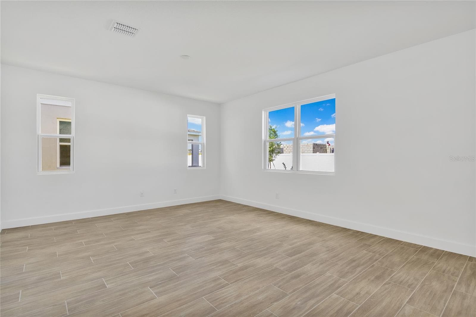 Single Family Residence at 141 WATERSTONE LOOP, TAVARES, photo 12 of 23
