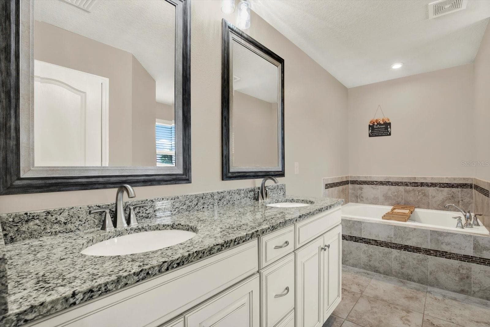 Single Family Residence at 11702 LAKE LUCAYA DR, RIVERVIEW, photo 26 of 52