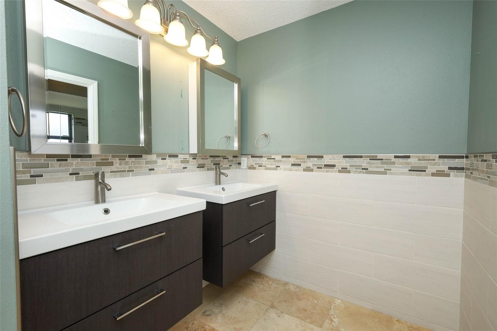 Primary bathroom with dual sinks. - 9110 PALM TREE DR, WINDERMERE