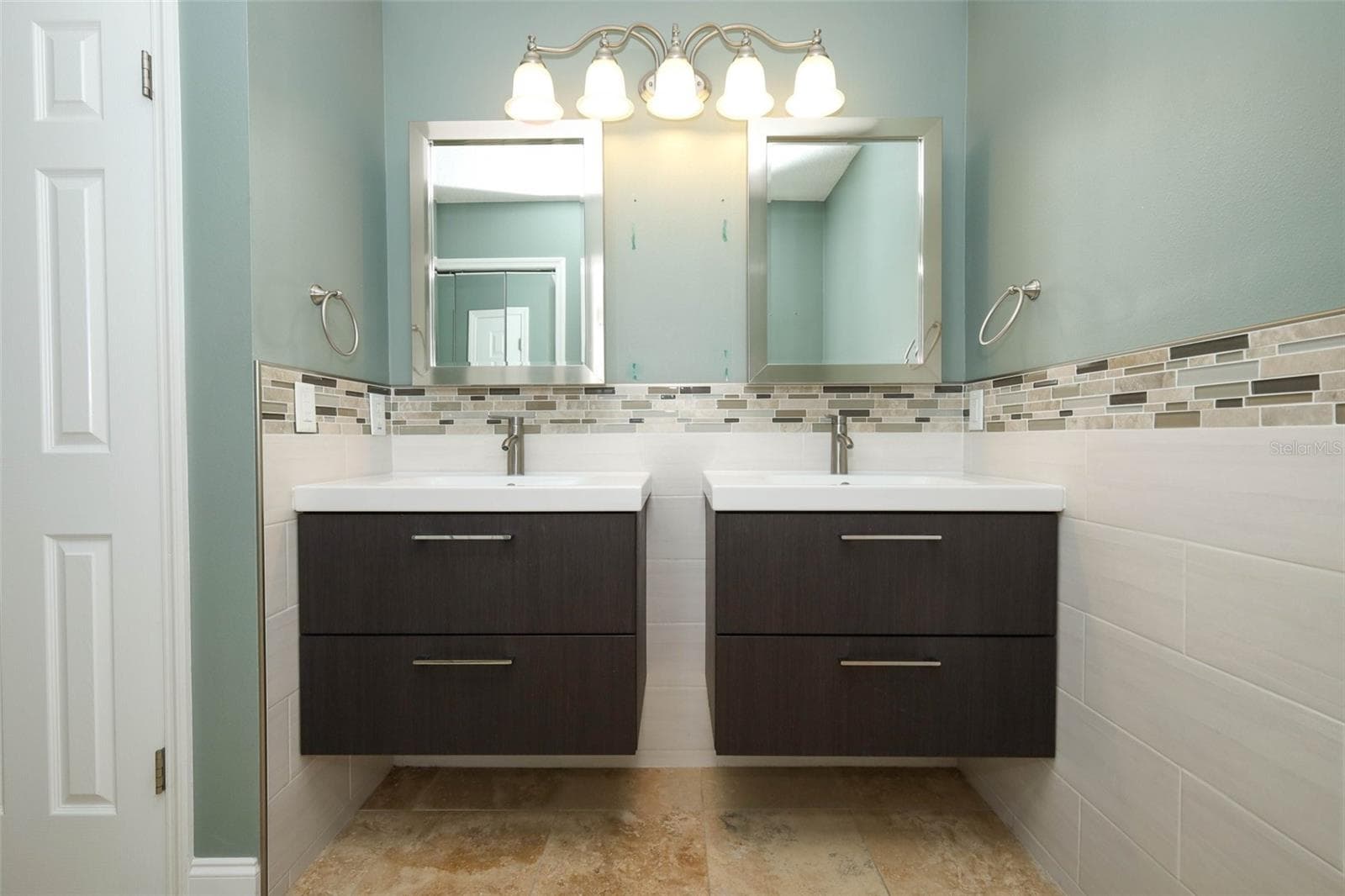 Primary bathroom with dual sinks. - 9110 PALM TREE DR, WINDERMERE