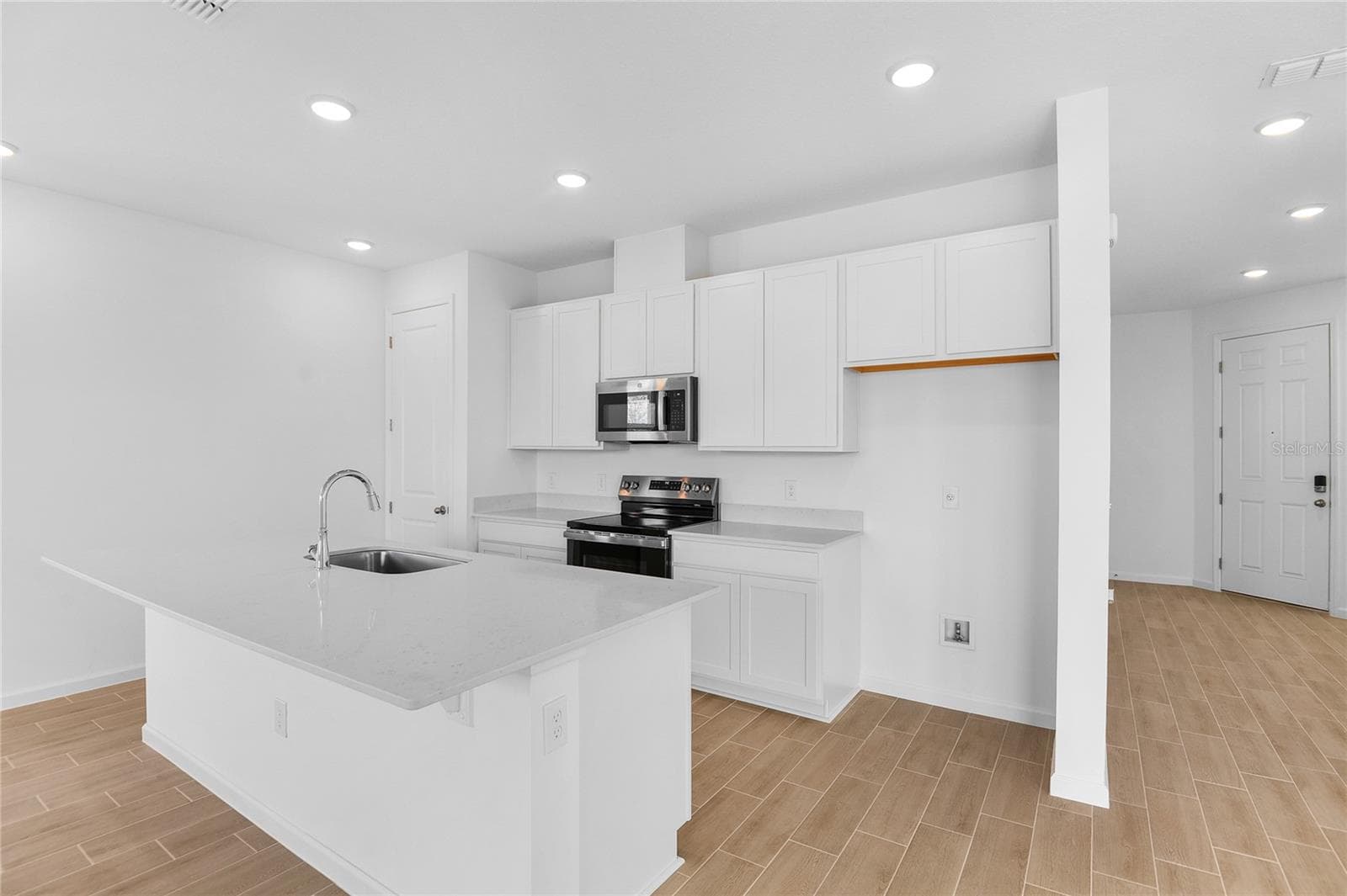 Single Family Residence at 6166 DAPHNE ST, LAKE HAMILTON, photo 5 of 25