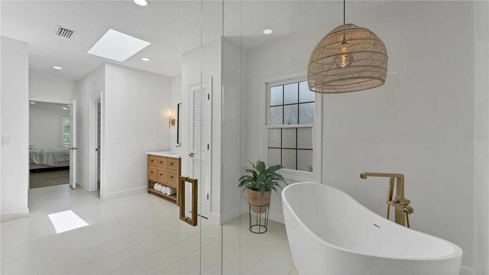 Primary ensuite bath looking to bedroom - 5623 HULL CT, NEW PORT RICHEY
