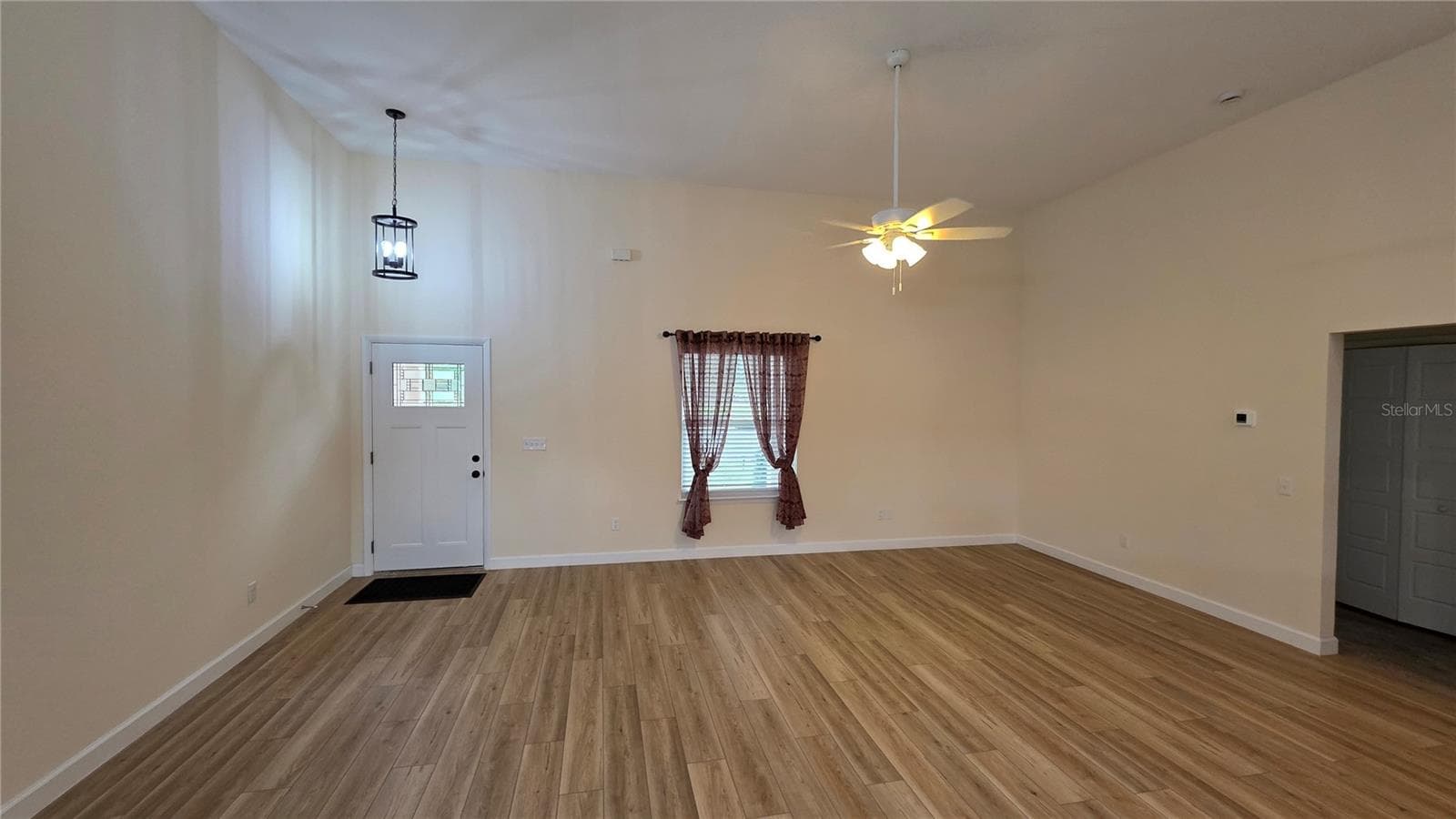 Single Family Residence at 200 HOUR GLASS CIR, HAWTHORNE, photo 4 of 33
