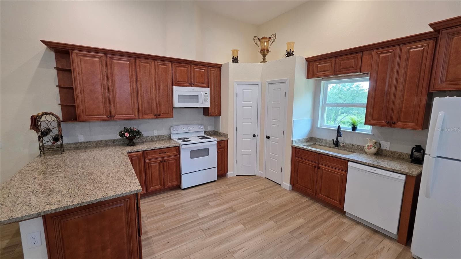 Single Family Residence at 200 HOUR GLASS CIR, HAWTHORNE, photo 8 of 33