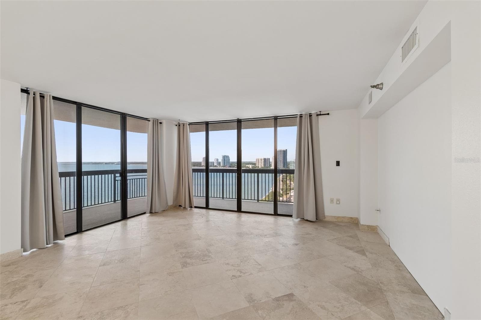 Living area - 2413 BAYSHORE BLVD #1904, TAMPA