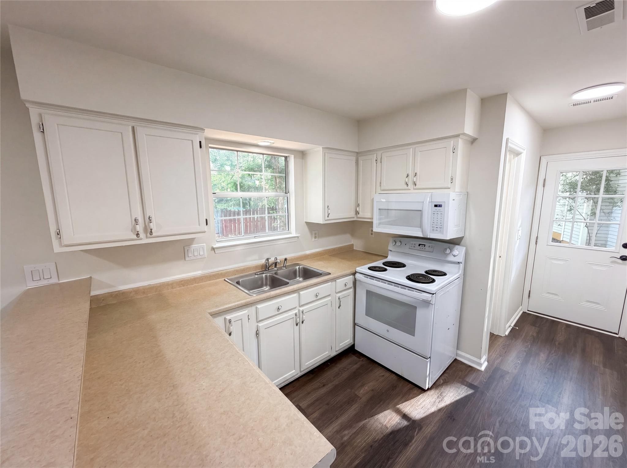 Single Family Residence at 4720 Topsail Court, Charlotte, photo 2 of 23
