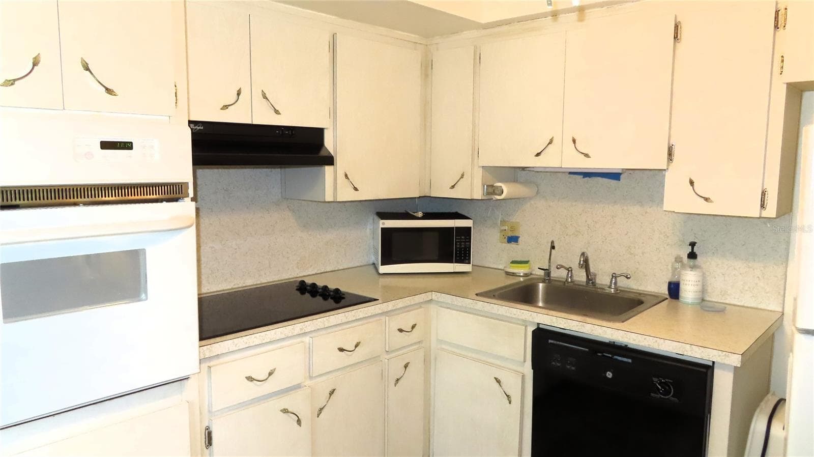 New Oven in the Kitchen - 2457 ECUADORIAN WAY #85, CLEARWATER