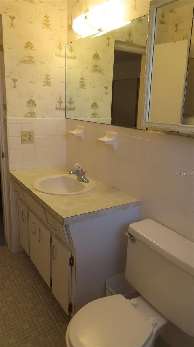 Private Bathroom in Primary Bedroom - 2457 ECUADORIAN WAY #85, CLEARWATER