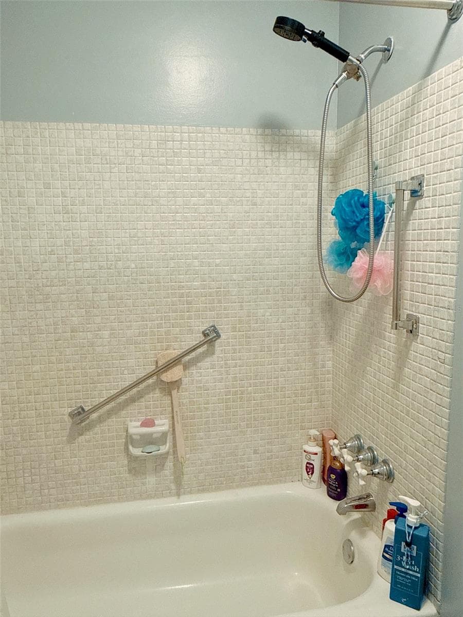 Bathroom shower - 5357 81ST ST N #15, ST PETERSBURG