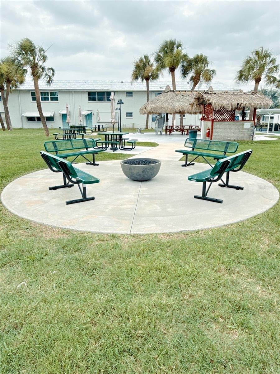 Community seating area - 5357 81ST ST N #15, ST PETERSBURG