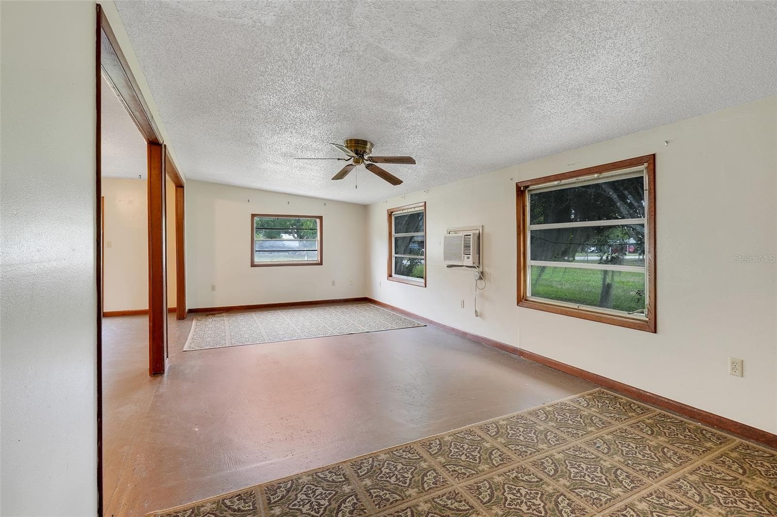 Single Family Residence at 11411 HUGGINS ST, LEESBURG, photo 12 of 39