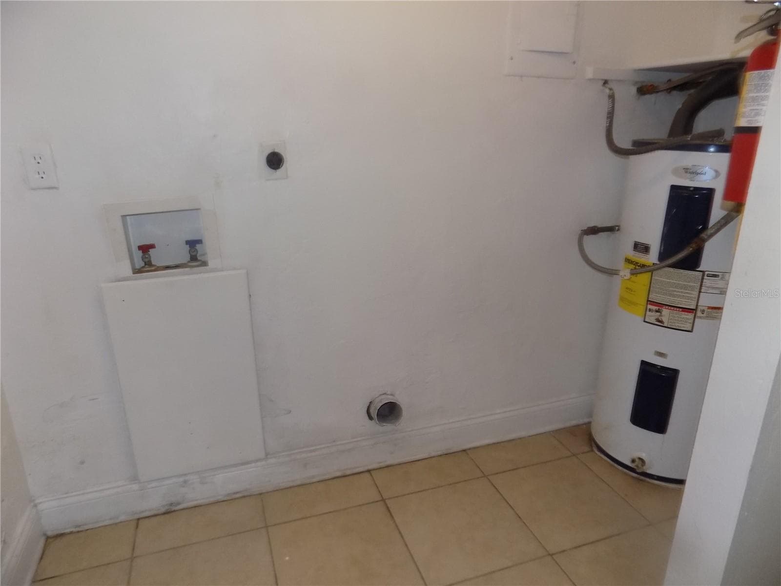 B water heater/washer/dryer hook ups - 713 SW 69 ST, GAINESVILLE