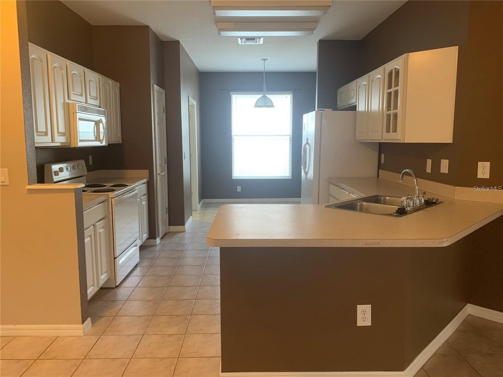 Single Family Residence at 19132 WOOD SAGE DR, TAMPA, photo 3 of 10