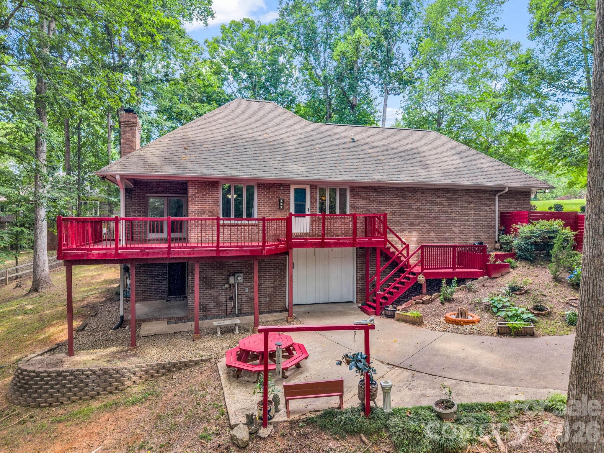 Open deck on main level, garage in basement - Shelby