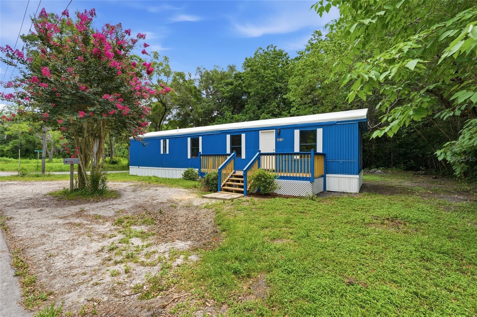 Manufactured Home at 1212 NE 1ST AVE, WILLISTON, photo 2 of 28