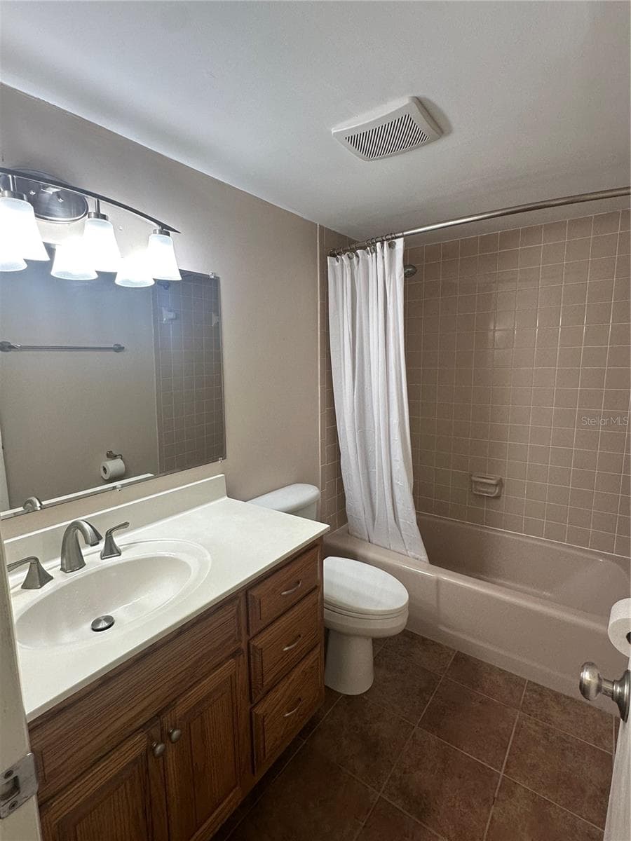 Bath - 118 S HALIFAX AVE #210, DAYTONA BEACH