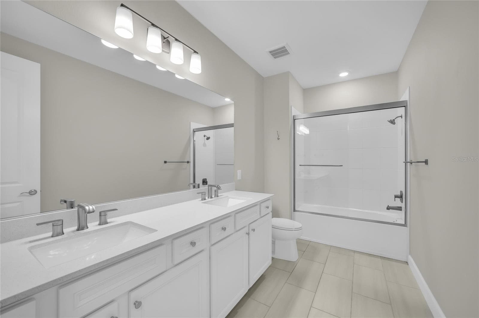 Bathroom Shared by Bedroom 1 and 2. - 16438 SLATE PL, LAKEWOOD RANCH