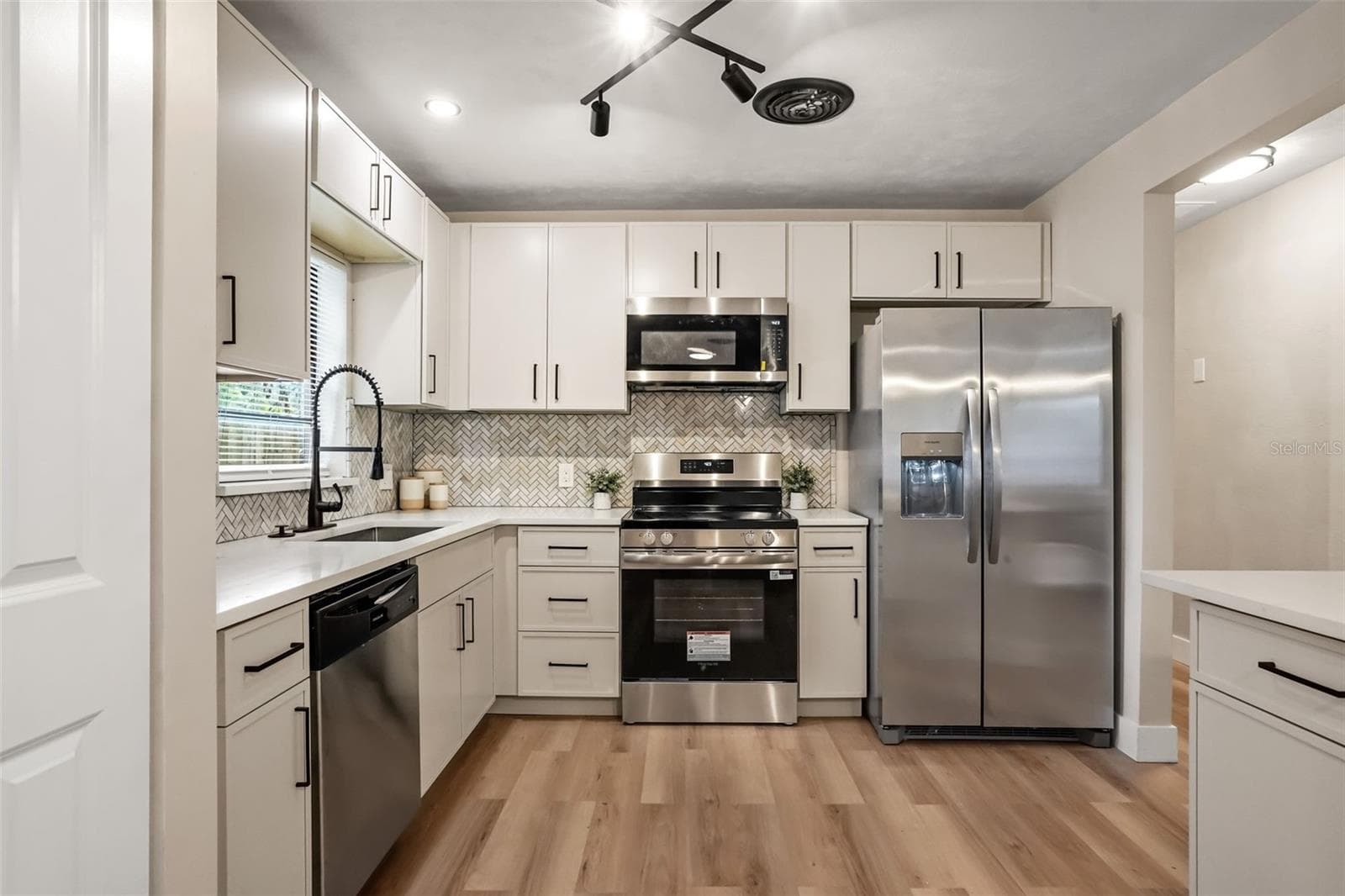 Single Family Residence at 1348 RADCLYFFE RD, ORLANDO, photo 3 of 28