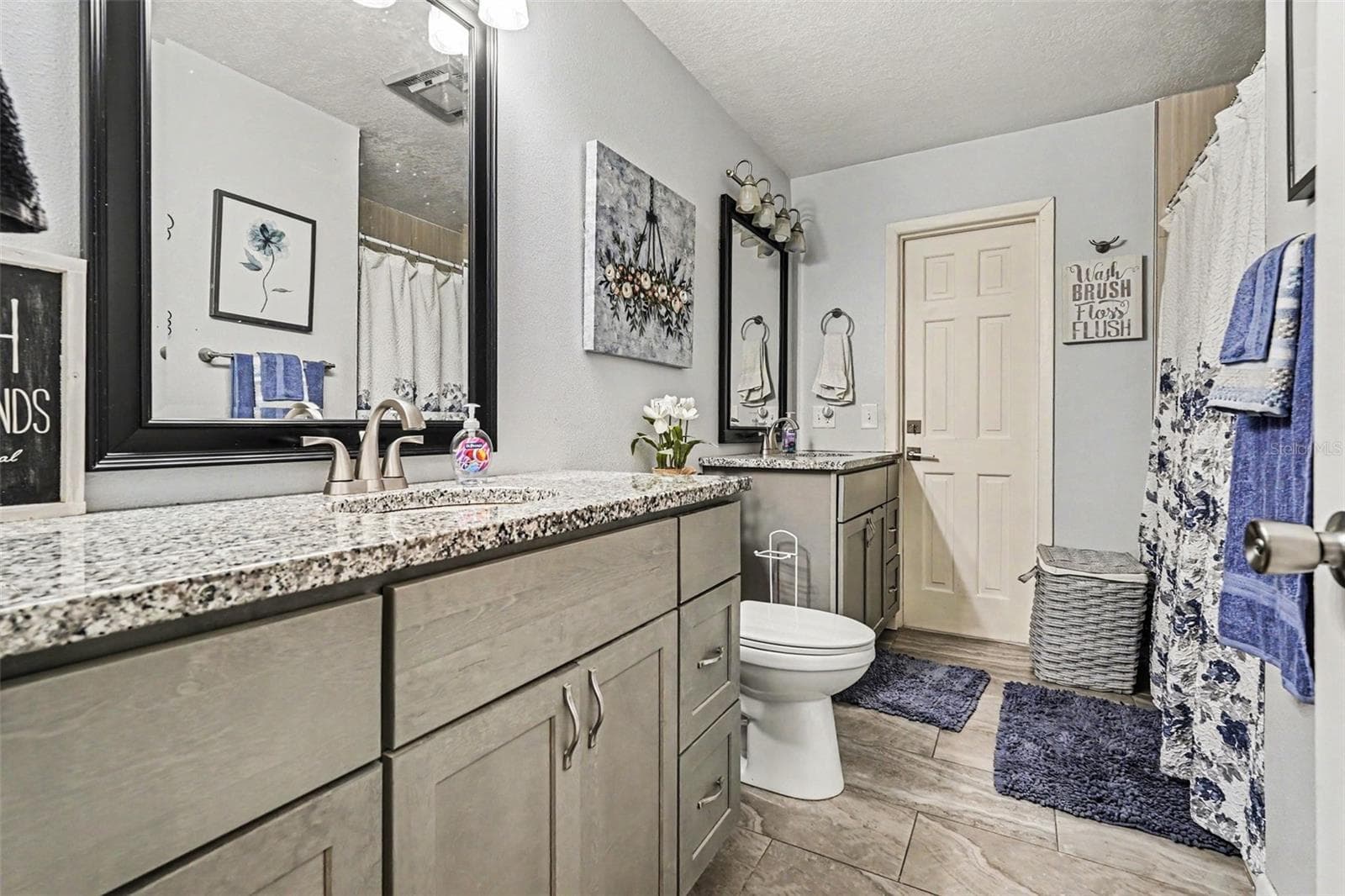 hallbath - 3100 SAUNDERS PL, TITUSVILLE