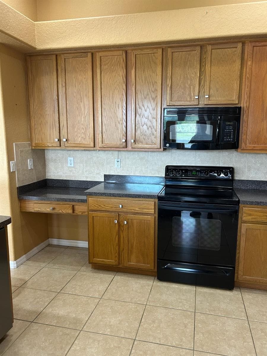 Single Family Residence at 210 ROSANA DR, BRANDON, photo 5 of 11