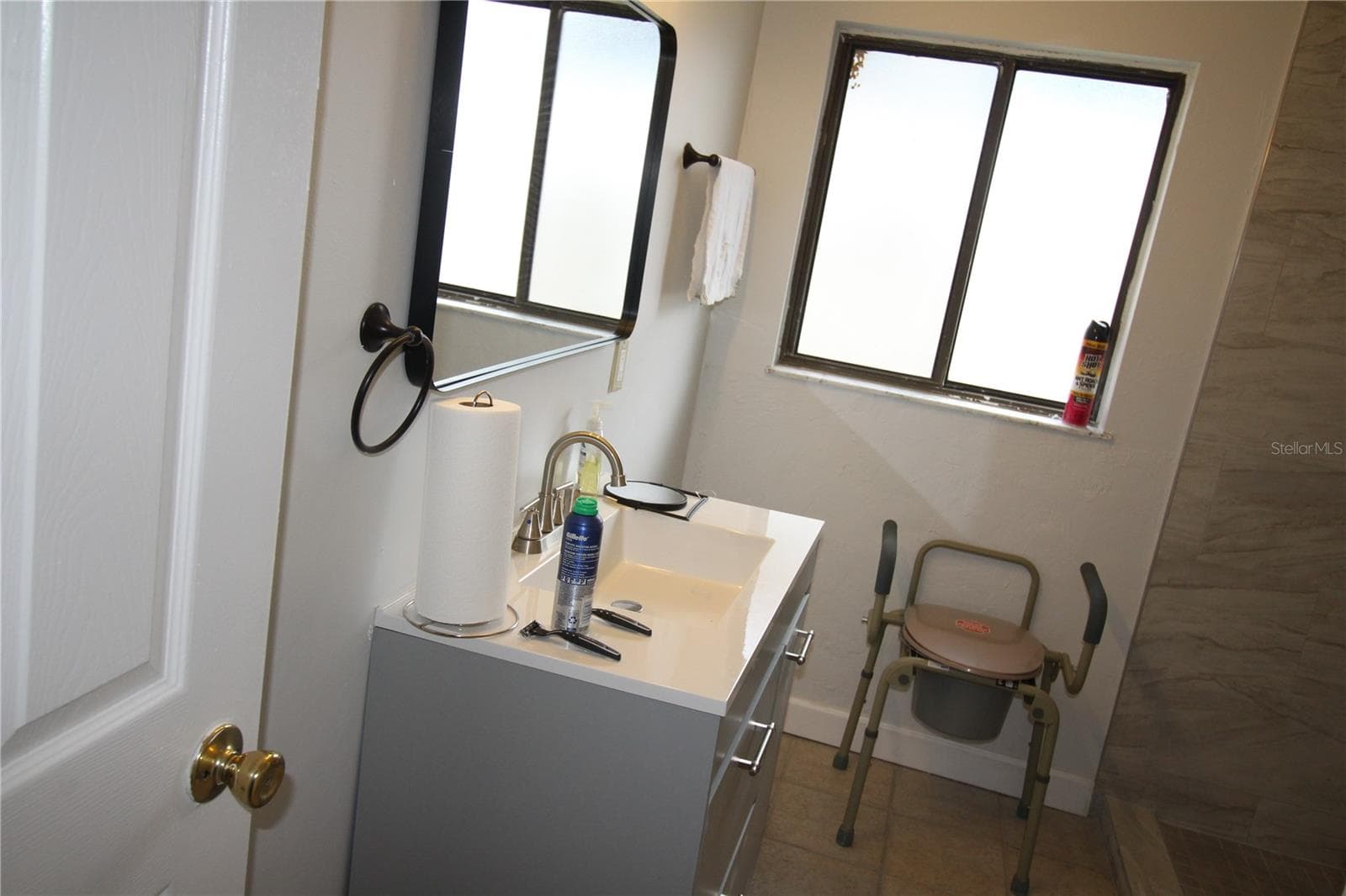 GUEST BATH - 812 OLEANDER AVE, HOLLY HILL
