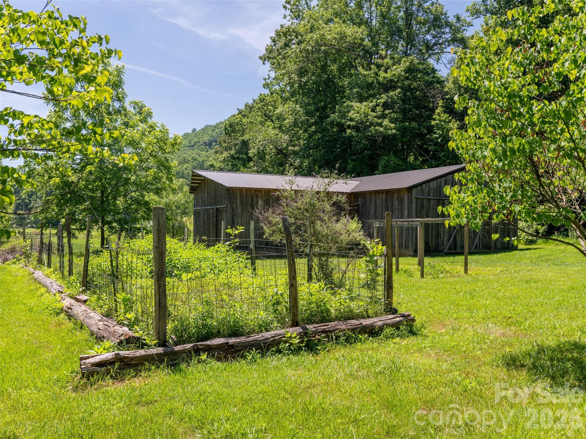Larger Barn with garden area - 508 Avery Creek Road, Arden