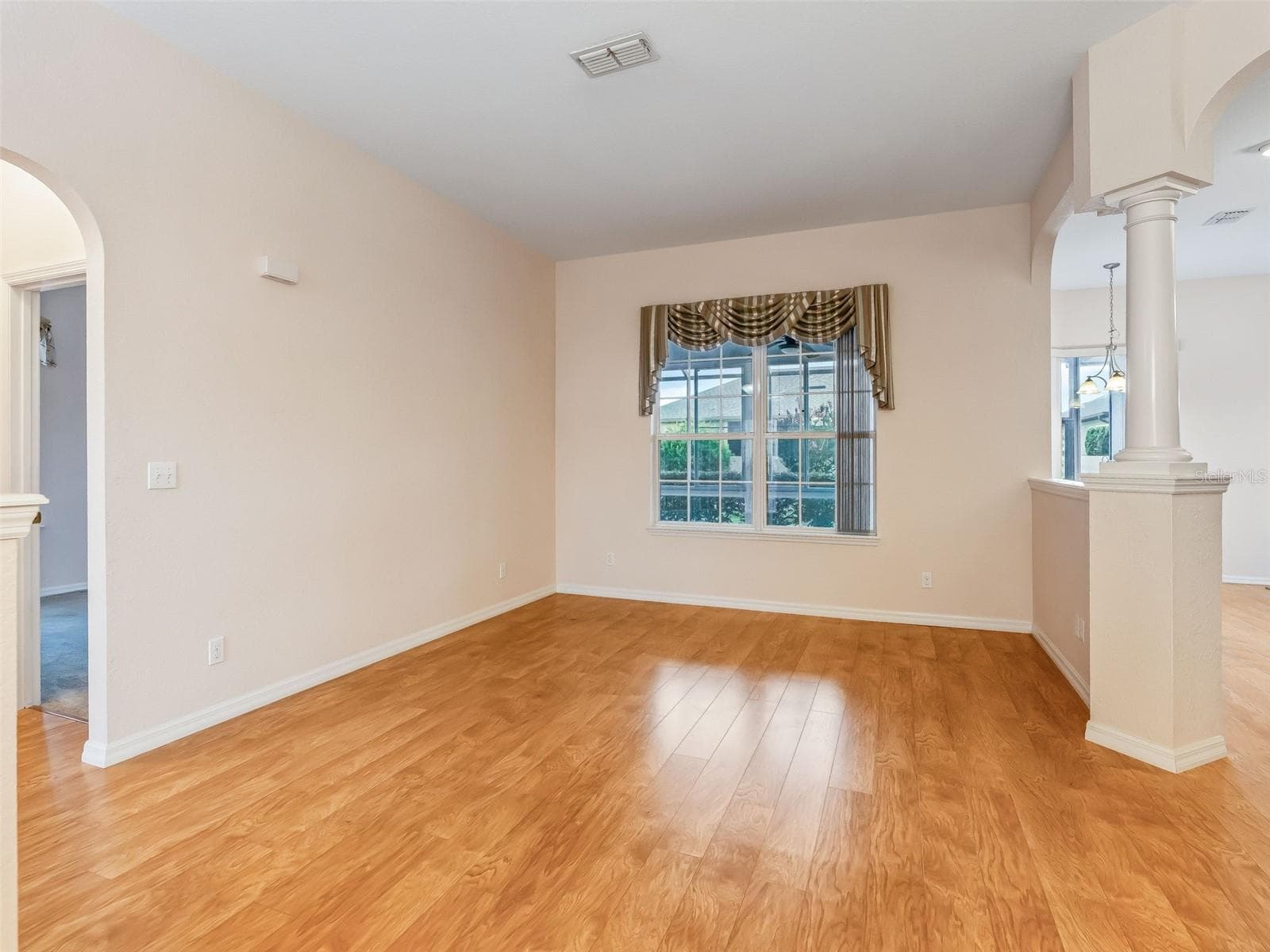 Living area w/Laminate flooring - 16887 SE 110TH COURT RD, SUMMERFIELD