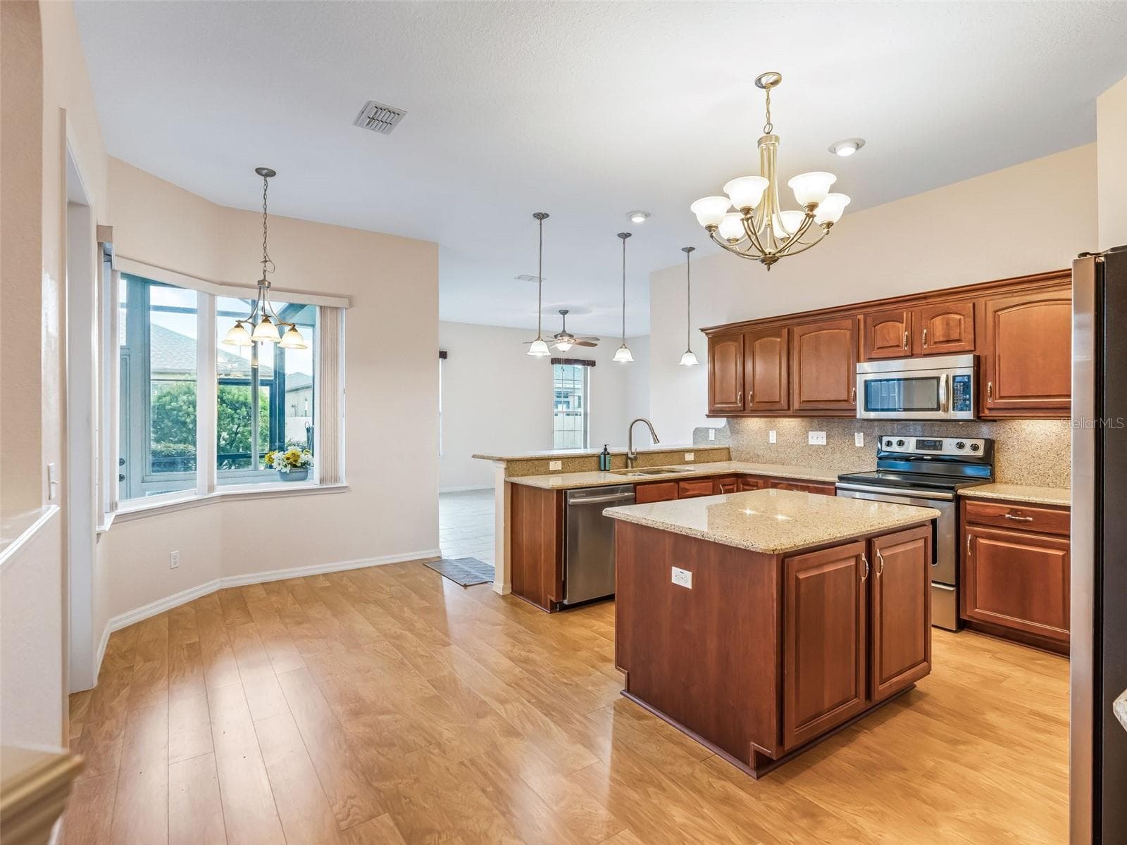 Large Eat in Kitchen - 16887 SE 110TH COURT RD, SUMMERFIELD