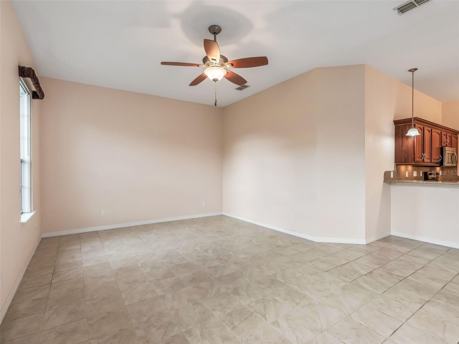 Family Rm w/access to Kitchen - 16887 SE 110TH COURT RD, SUMMERFIELD