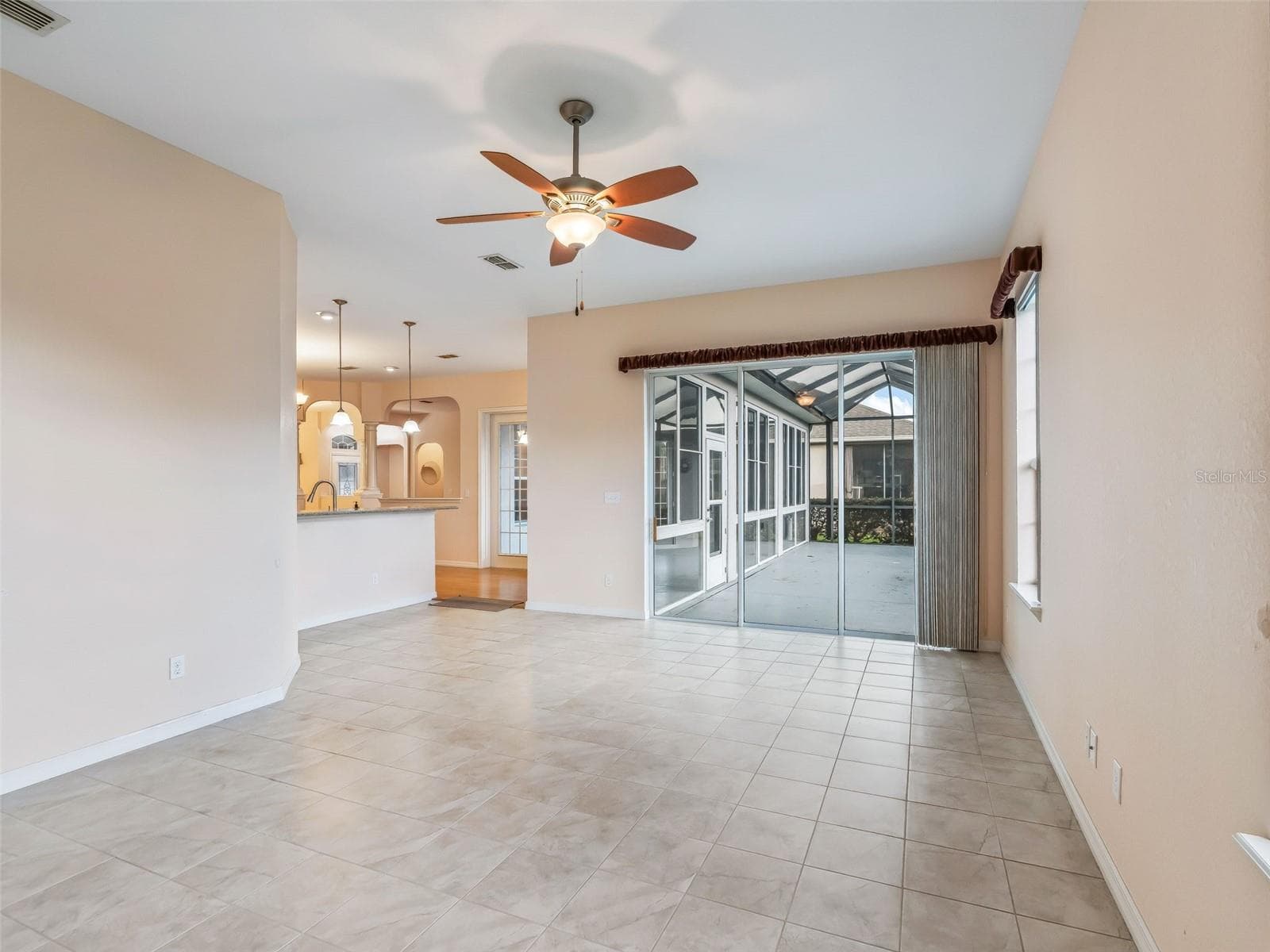 Family Room w/Access to Enclosed Lanai - 16887 SE 110TH COURT RD, SUMMERFIELD