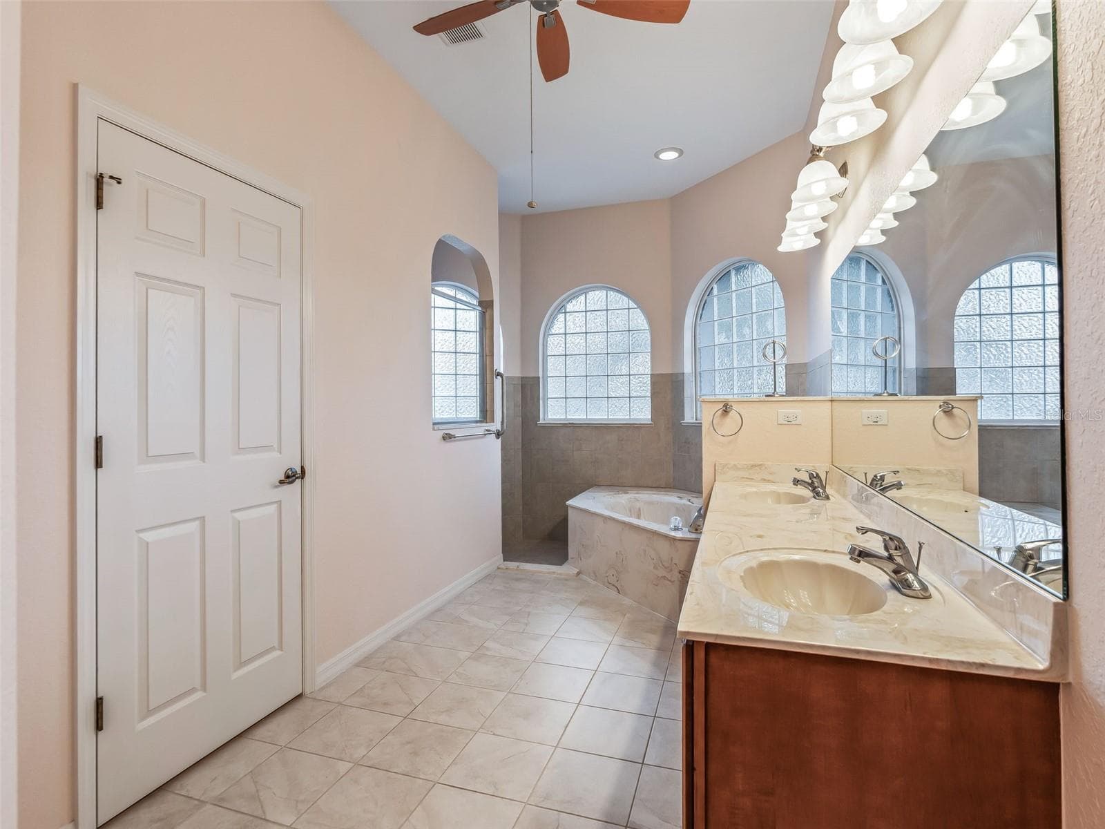En Suite w/2 Sink Vanity & Soaking Tub - 16887 SE 110TH COURT RD, SUMMERFIELD