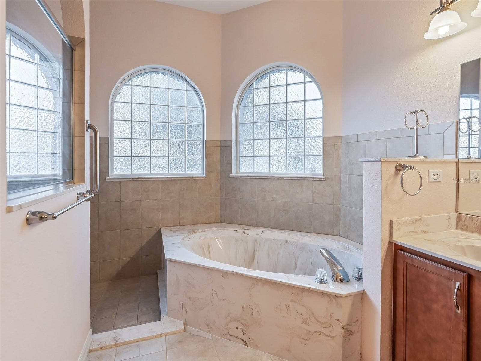 Tub & Walk in Shower - 16887 SE 110TH COURT RD, SUMMERFIELD