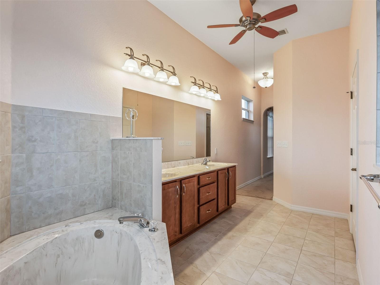 Large En Suite Bathroom - 16887 SE 110TH COURT RD, SUMMERFIELD