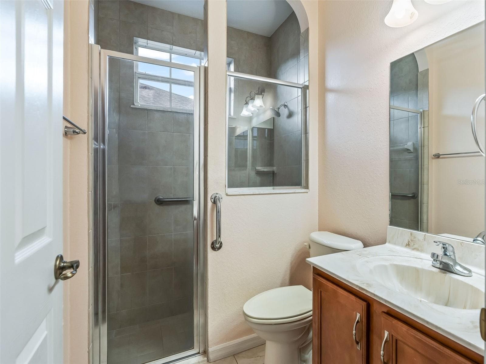 Guest Bathroom w/Tiled Walk in Shower - 16887 SE 110TH COURT RD, SUMMERFIELD