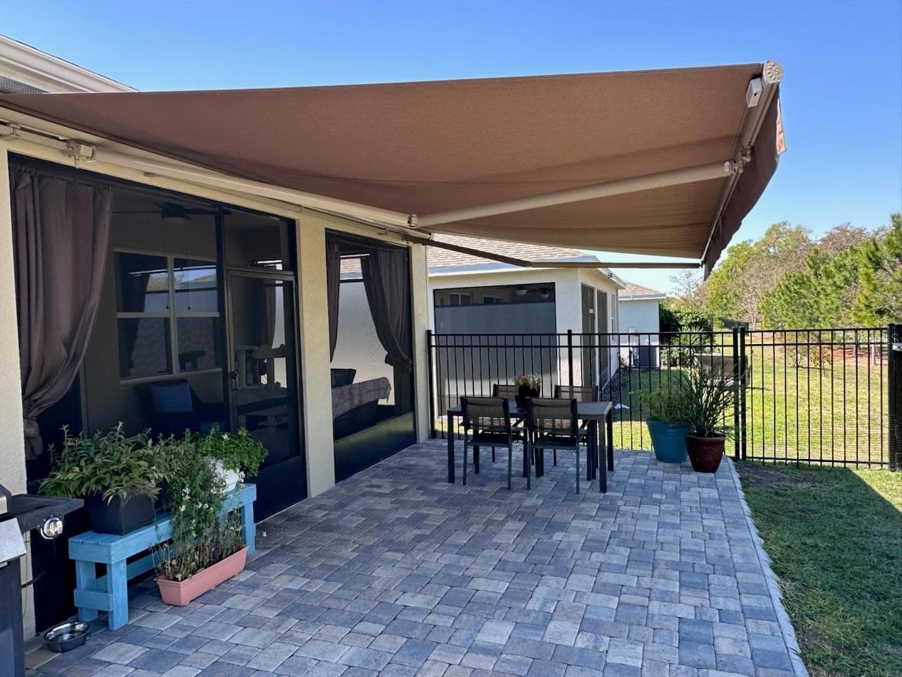 Retractable awning with led lighting - 8033 PENROSE PL, WILDWOOD