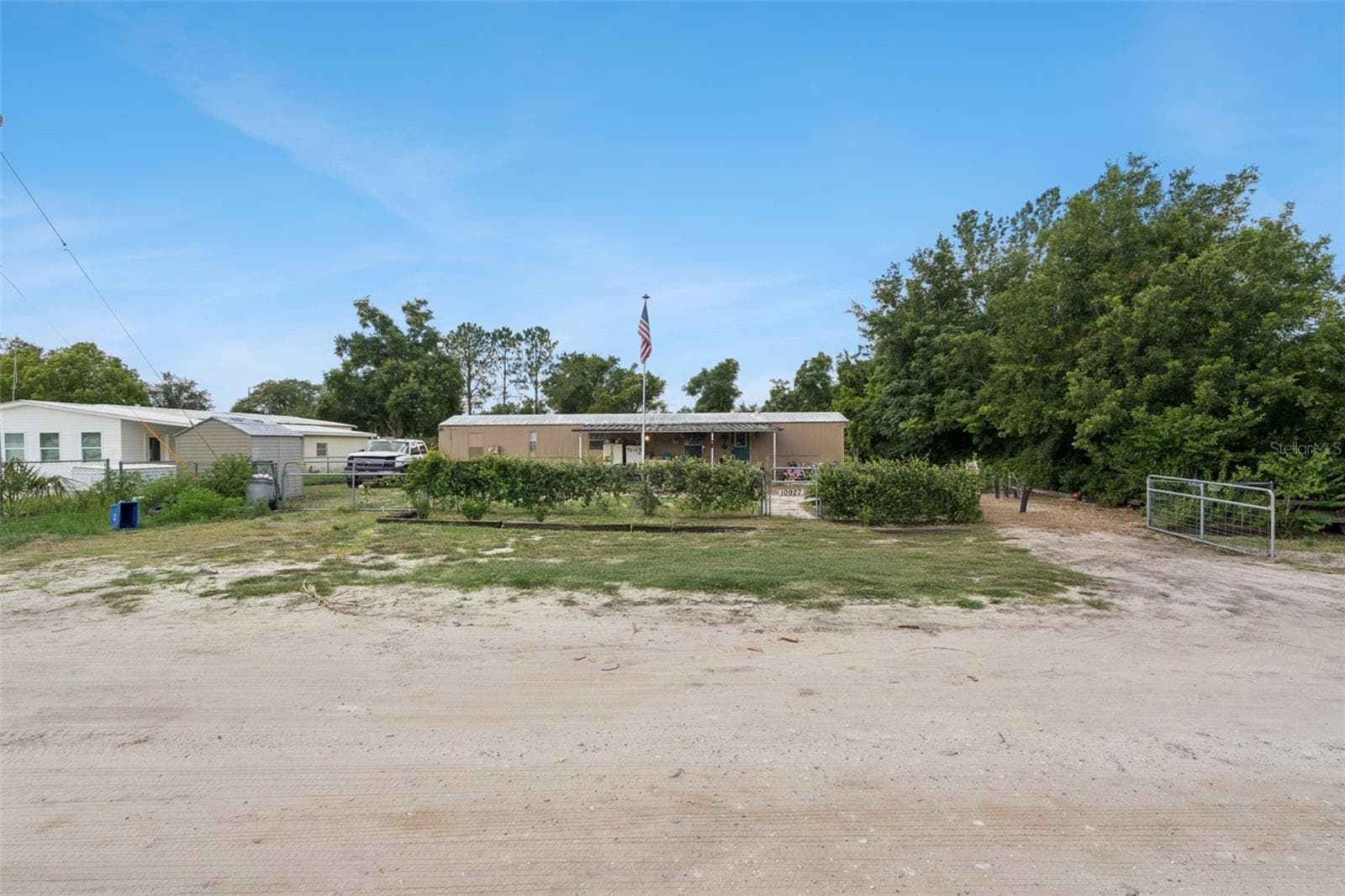 Manufactured Home at 10927 LUANA DR, LEESBURG, photo 2 of 20