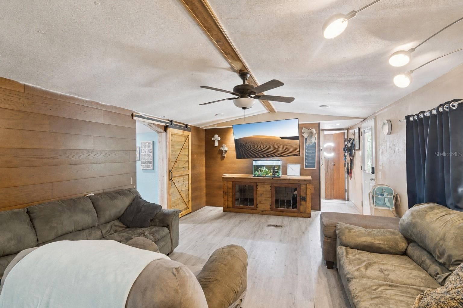 Manufactured Home at 10927 LUANA DR, LEESBURG, photo 4 of 20