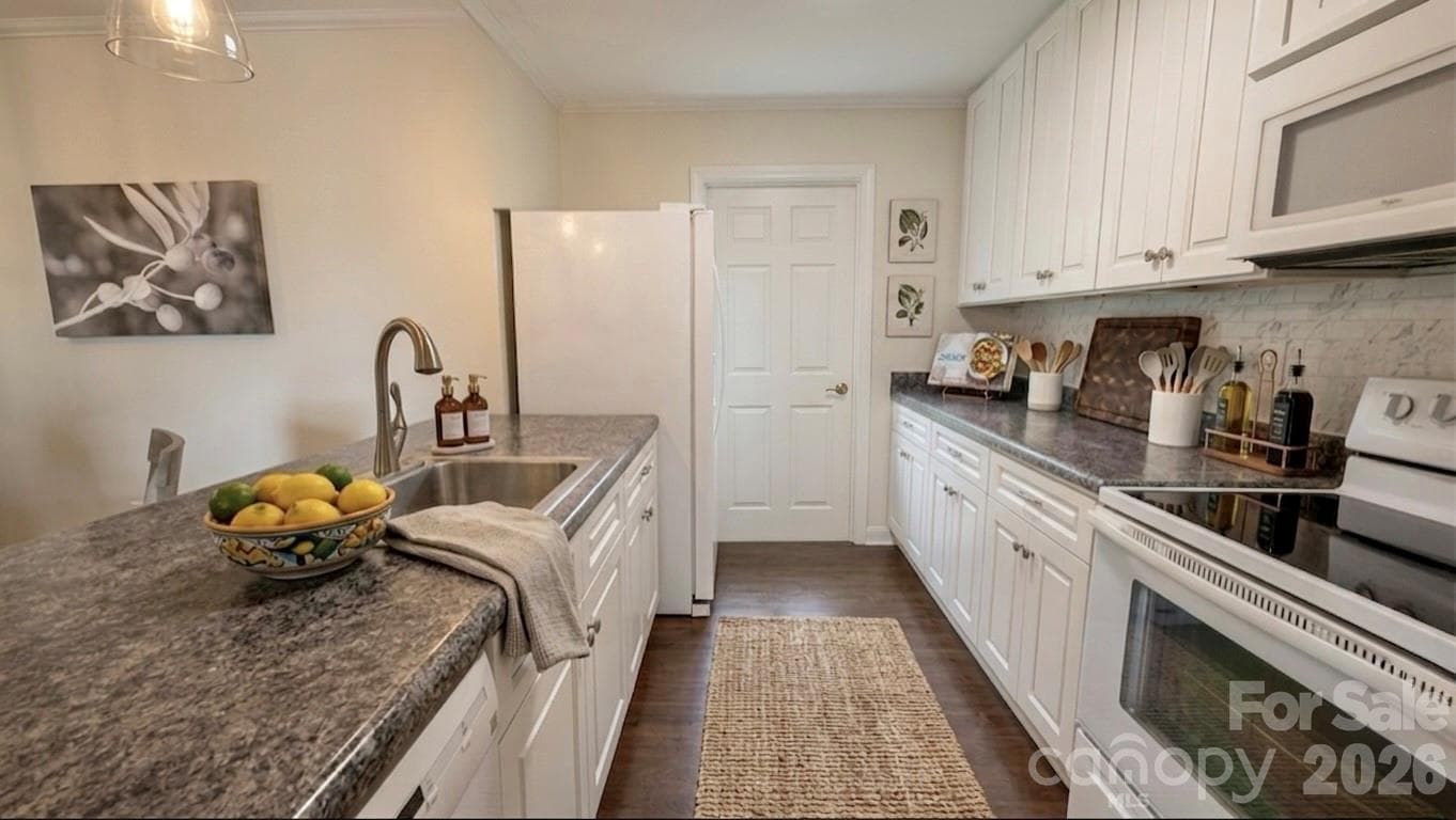 Single Family Residence at 12334 Danby Road, Pineville, photo 3 of 13