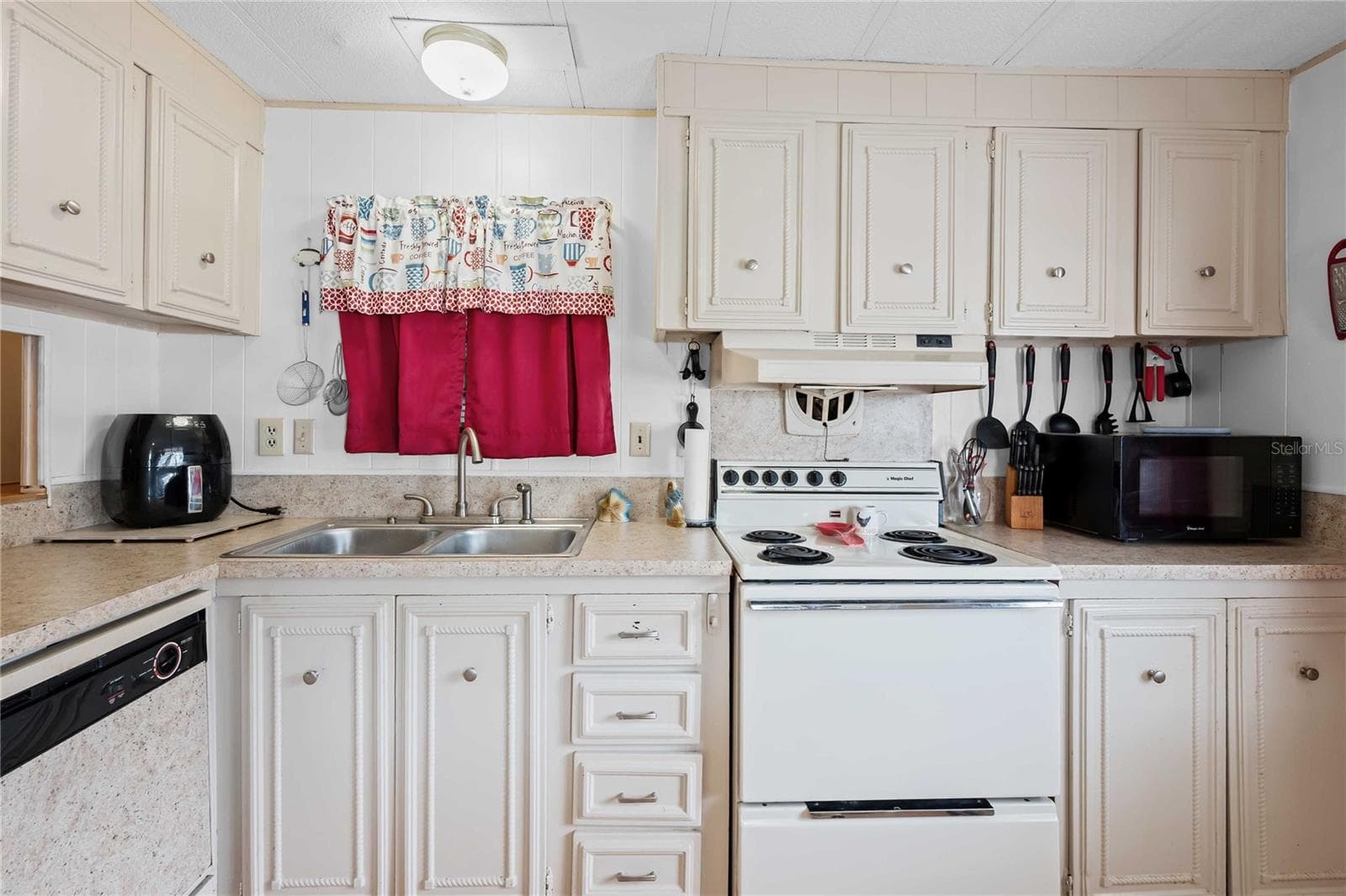 Mobile Home at 3834 SARAH DR, WESLEY CHAPEL, photo 9 of 32