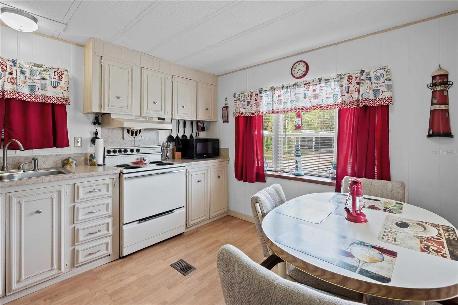 Mobile Home at 3834 SARAH DR, WESLEY CHAPEL, photo 10 of 32
