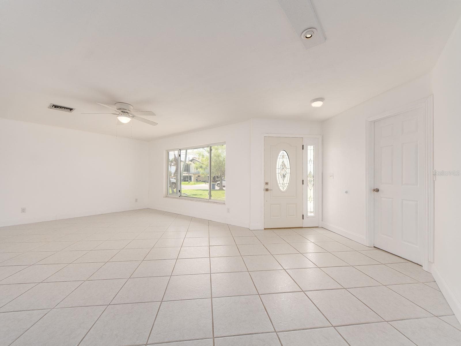 Bright and light entrance to the living area - 720 115TH AVE, TREASURE ISLAND