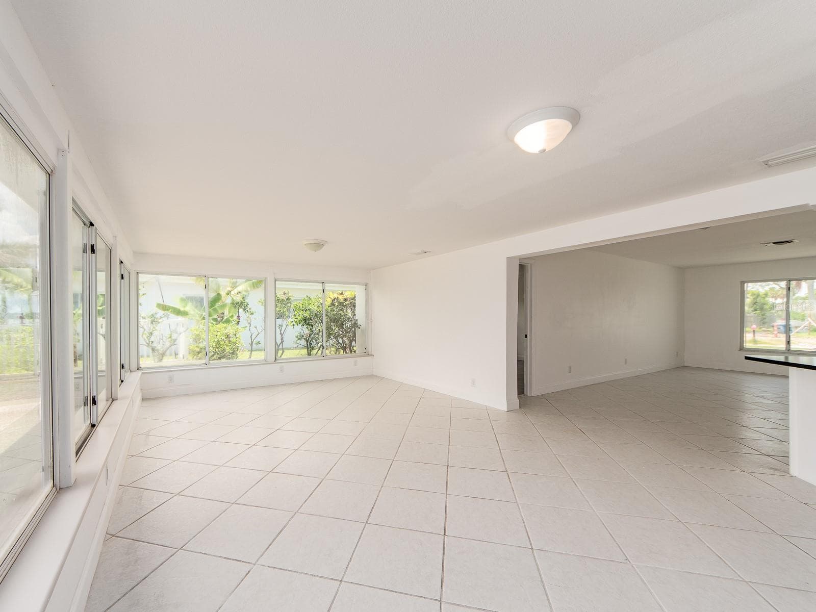 Large spacious family room - 720 115TH AVE, TREASURE ISLAND
