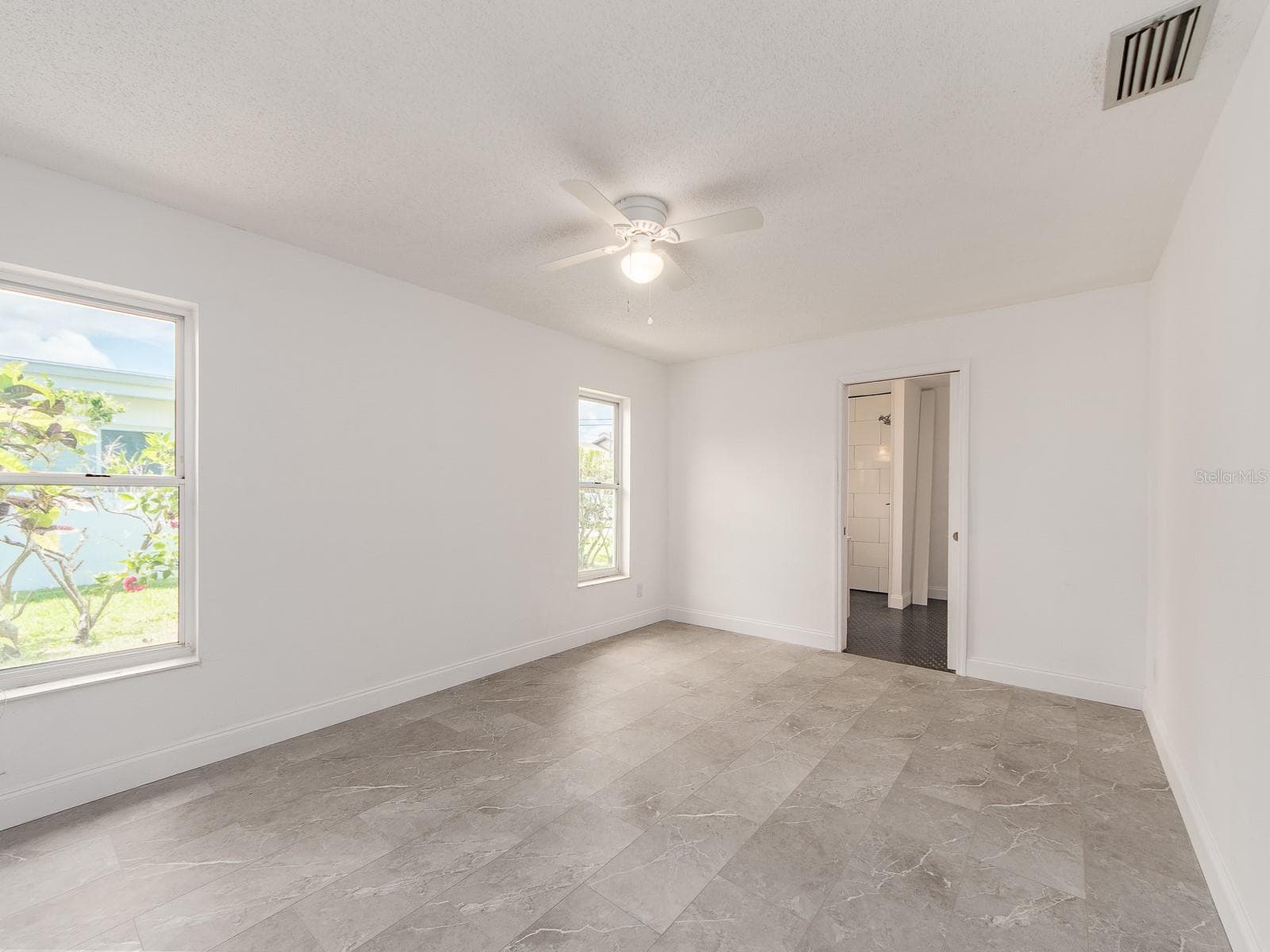 Primary bedroom off kitchen/ living area. With private ensuite - 720 115TH AVE, TREASURE ISLAND