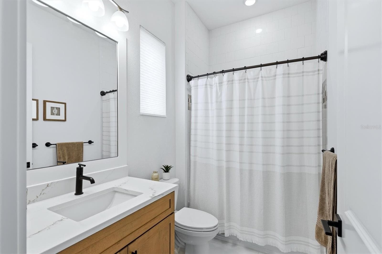 2nd Bedroom Bath - 5931 CAT CLAW LN, BRADENTON